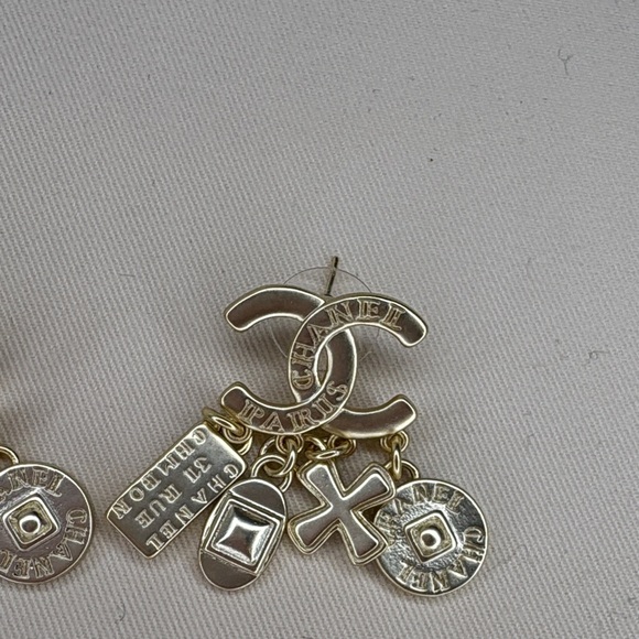 Chanel light gold Earrings - Picture 4 of 5